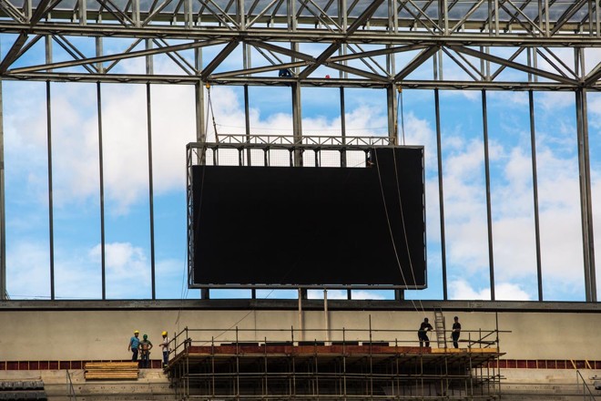 Placar sendo instalado na Arena da Baixada | 
