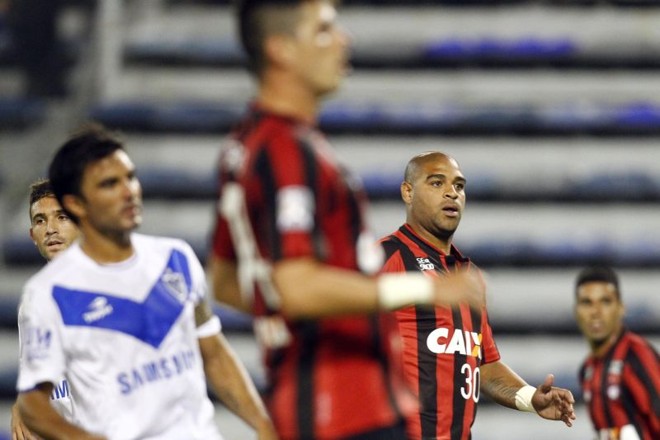 Adriano concentrado em jogada durante derrota do Atlético para o Vélez | 