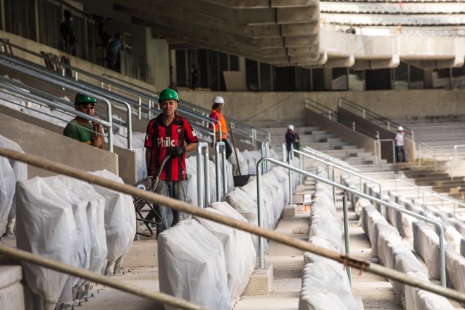Operários trabalham na instalação dos assentos na Arena da Baixada | 