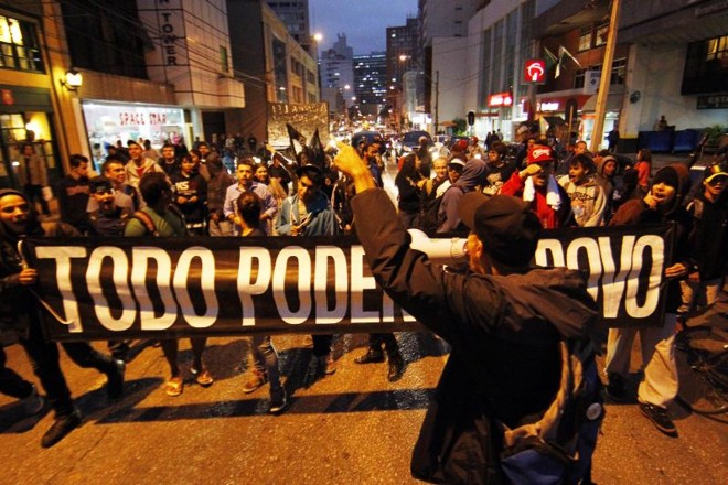 Manifestantes na Rua Emiliano Perneta, no Centro da capital | 