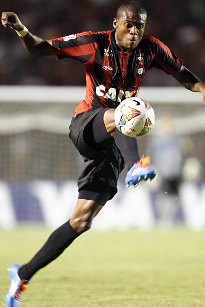Marcelo machucou o tornozelo e teve de deixar o jogo na reta final do segundo tempo |