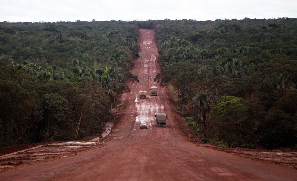 Boa parte do trecho da BR-163 entre MT e Pará, percorrido pela Expedição Safra no ano passado, ainda não foi asfaltado. Apesar disso, setor produtivo espera que 3 milhões de toneladas de grãos passem pela rodovia nesta temporada, o dobro do ano passado. | Jonathan Campos / Gazeta Do Povo