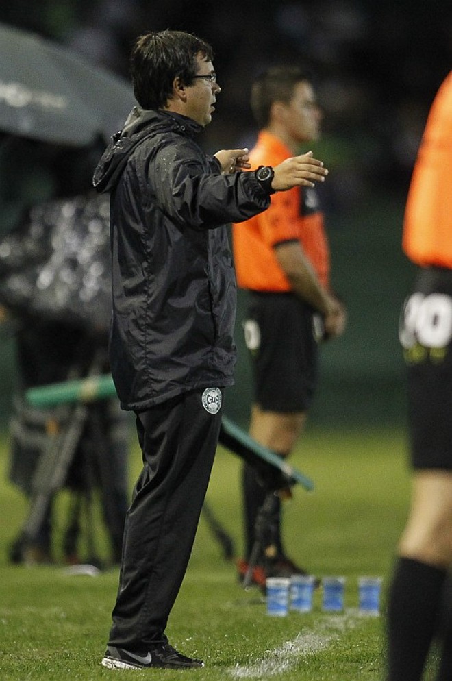 O técnico do Coritiba, Dado Cavalcanti, passa instruções aos seus jogadores |