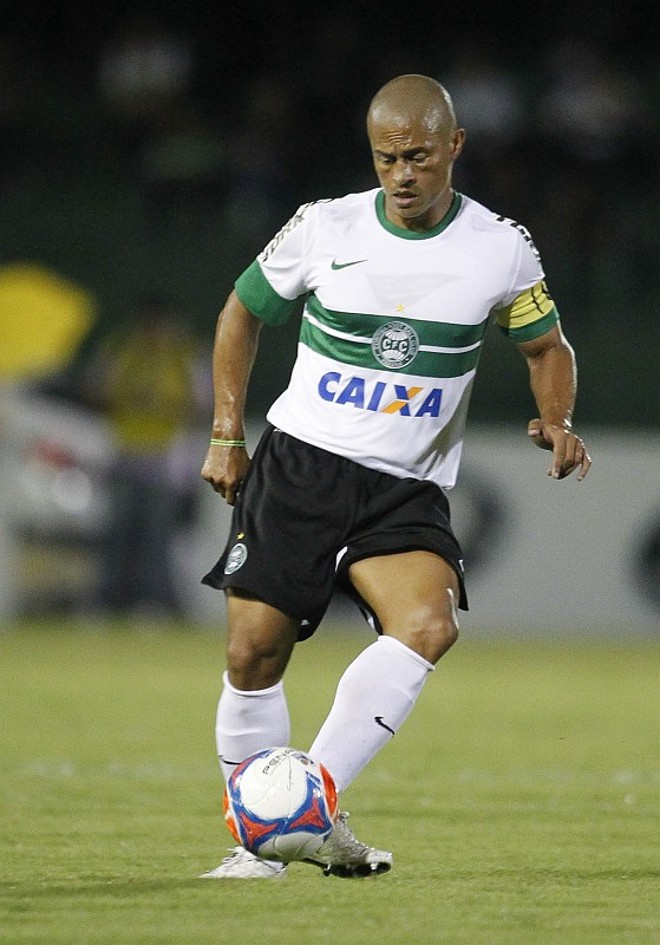 Alex movimenta a bola. Capitão do Coritiba teve forte marcação |