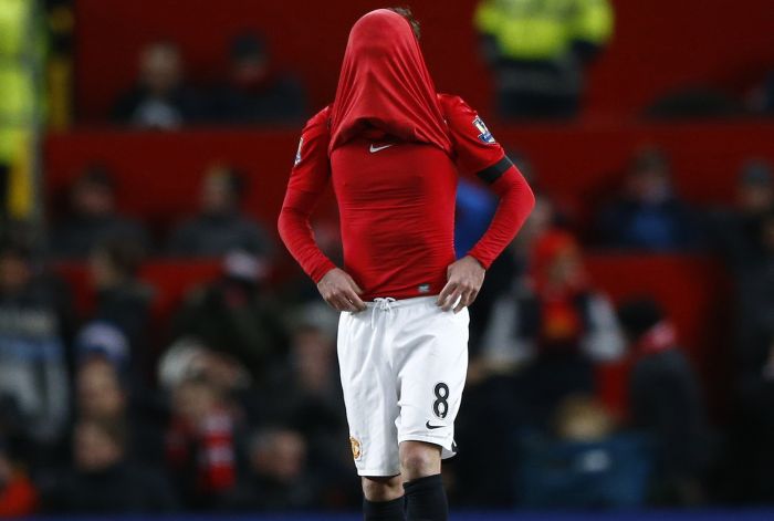 Juan Mata não esconde a decepção e cobre o rosto após mais um resultado ruim do Manchester | Reuters