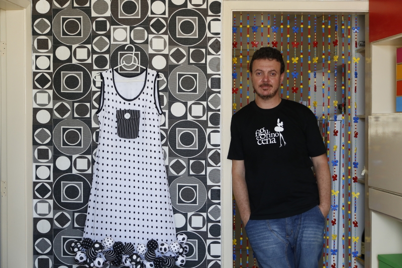 Paulo em seu apartamento/atelier ao lado de figurino de sua peça De Volta ao Começo: onipresença nos palcos, agora também como autor e ator | Henry Milléo/Gazeta do Povo