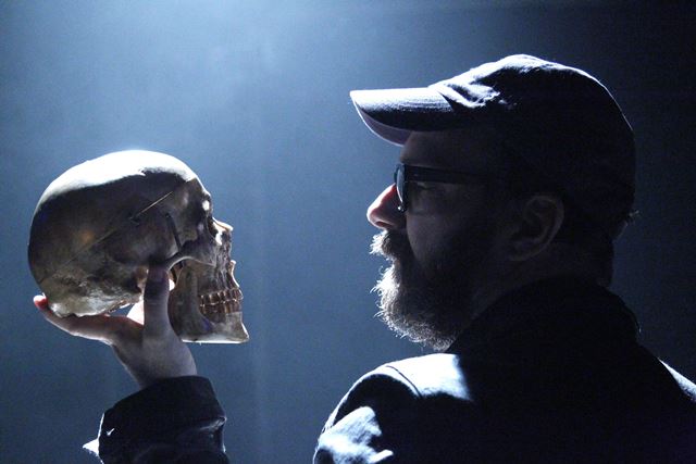 O diretor Felipe Hirsch durante a estreia de "O Livro de Itens do Paciente Estevão" | Leonardo Aversa / Agência O Globo