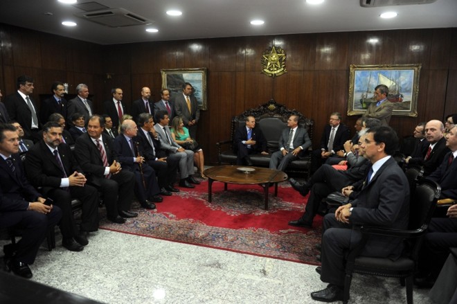 Governadores reuniram-se com Renan Calheiros para pressionar o Senado a votar o projeto que diminui as dívidas |