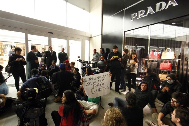 Manifestantes foram impedidos de entrar no shopping Pátio Batel | 