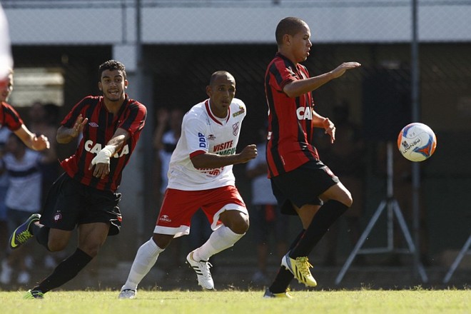 O meia Marcos Guilherme recebe a marcação ao dominar a bola | 