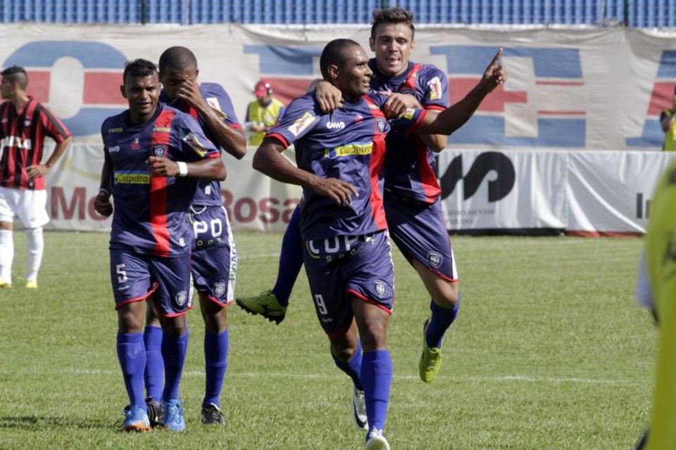 O estreante Elton foi o grande destaque da partida, anotando os dois gols do Leão | Ivan Amorim