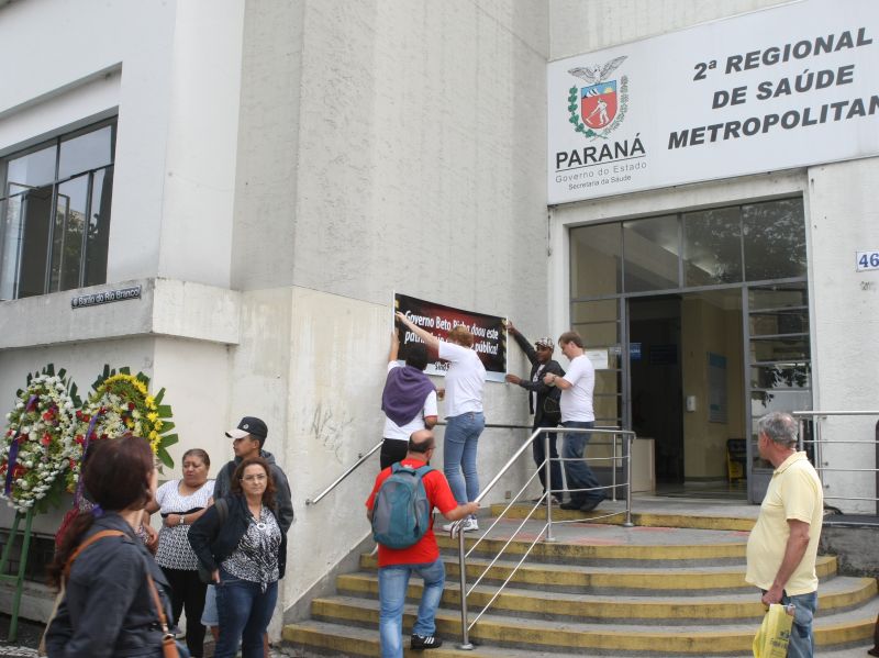 Funcionários do setor da Saúde ligados ao Sindsaúde colocaram coroas de flores em frente a Secretaria de Saúde do Paraná para protestar contra a criação do Funeas | Aniele Nascimento / Agência de Notícias Gazeta do Povo