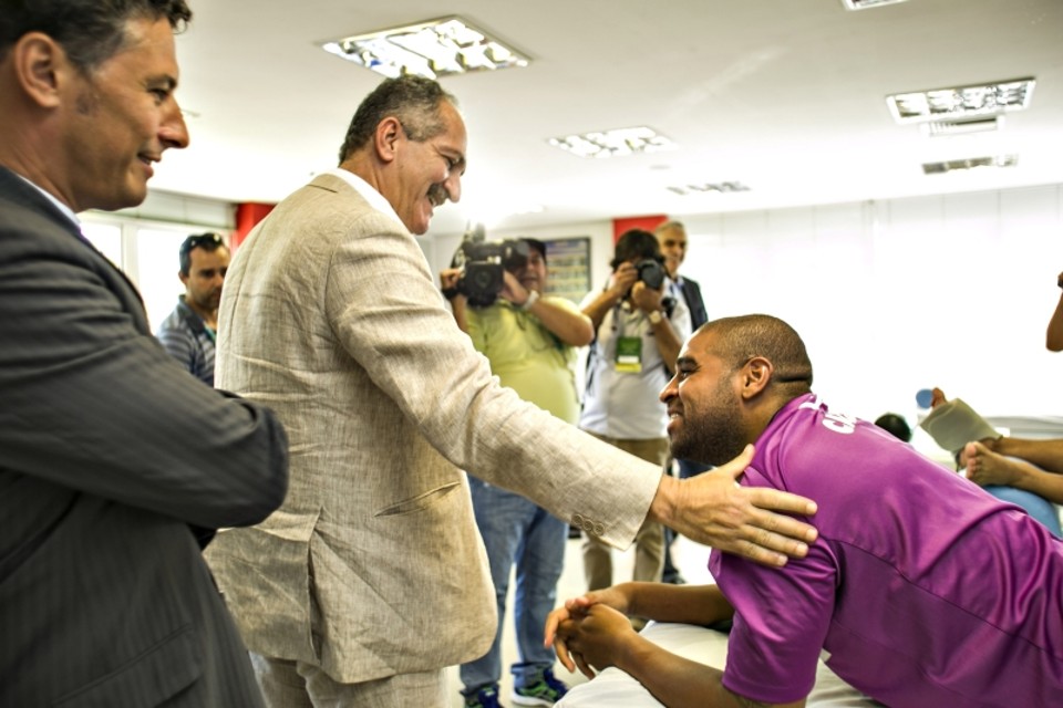 Na visita ao CT do Caju, o ministro Aldo Rebelo cumprimenta o atacante Adriano | Marcelo Andrade/ Gazeta do Povo