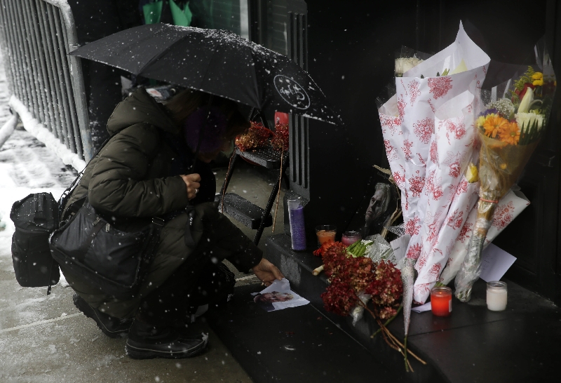 A morte de Philip Seymour Hoffman de uma aparente overdose provocou discussões nas reuniões do AA; memorial diante do edifício de Hoffman | Seth Wenig/Associated Press