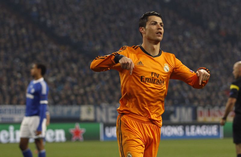 Com dois gols em Gelsenkirchen, Cristiano Ronaldo chegou a 61 na Liga dos Campeões, apenas atrás de Messi e Raúl | Ina Fassbender / Reuters