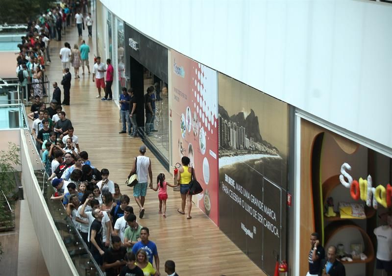 Fila de mais de mil pessoas na inauguração da primeira loja da Apple no Brasil provocou | Antonio Lacerda / EFE