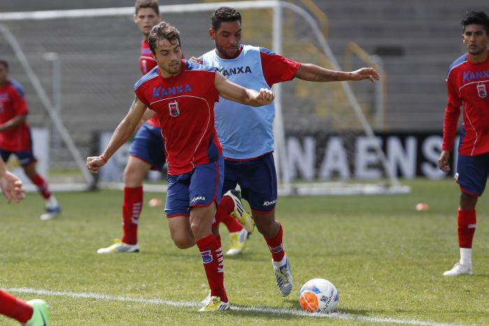 Edson Sitta (de colete) não poderá jogar pelo Paraná contra o Operário às 17h de domingo | Henry Milleo / Gazeta do Povo