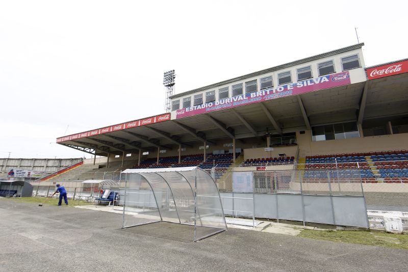 Funcionário prepara a Vila Capanema para o jogo contra o Prudentópolis: apoio minguado | Antônio More/Gazeta do Povo
