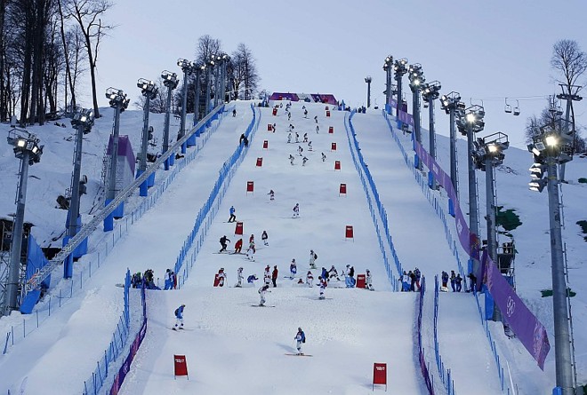 Vários atletas testam a pista do mogul ao mesmo tempo |
