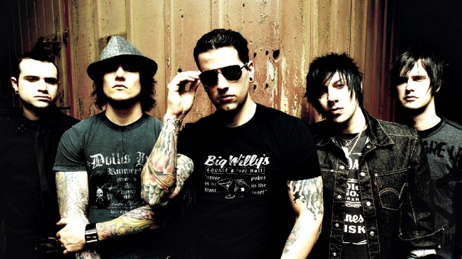 Avenged Sevenfold: Em sua quinta vinda ao Brasil, a banda de metal alternativo passa pela capital paranaense com a turnê do álbum Hail to the King. Curitiba Master Hall: R. Itajubá, 143, Portão. Quando: 19 de março, às 22 horas. Ingressos: R$ 246 e R$ 126 (meia-entrada). Assinantes da Gazeta do Povo têm 50% de desconto na compra de dois bilhetes por titular. Informações: (41) 3315-0808 e (41) 3442-6851. Classificação indicativa: 16 anos | 