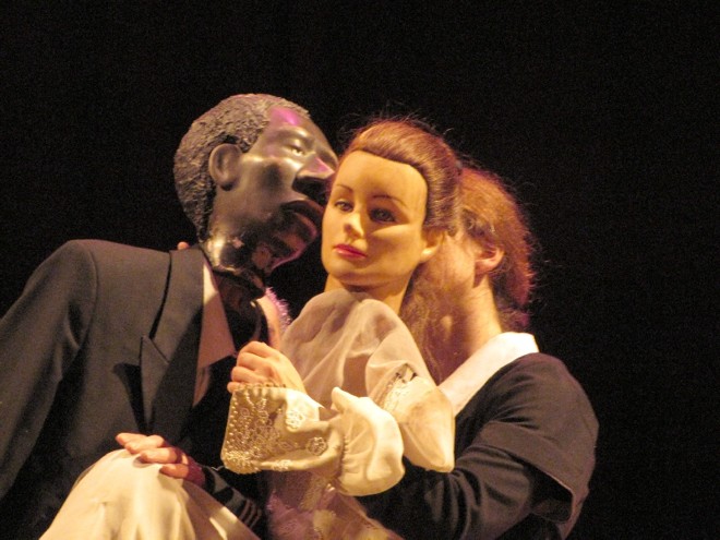 A chilena Otelo usa bonecos para falar de ambição e ciúmes |