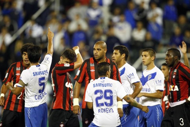 Imperador é cercado por marcadores antes de jogada de bola parada na área do Vélez | 