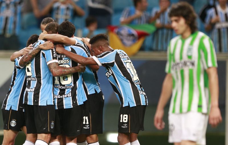 Jogadores gremistas comemoram o terceiro gol sobre o Atlético Nacional, marcado por Alan Ruíz | Edison Vara / Reuters