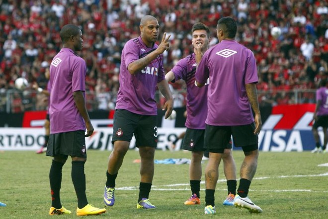 Adriano conversa com companheiros durante aquecimento do Atlético para partida contra o The Strongest |