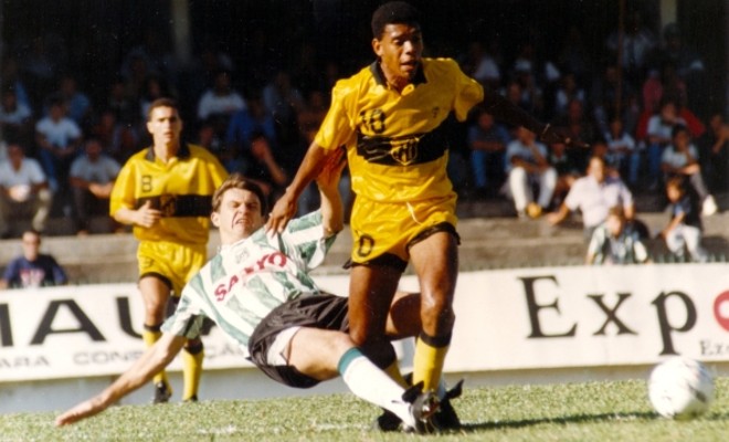 O zagueiro Zambiasi chega firme no lance |