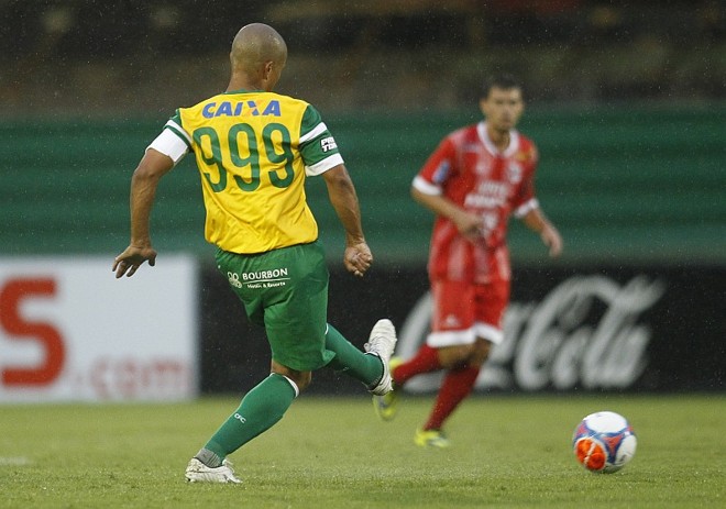 Alex participou da jogada do primeiro gol do Coritiba |
