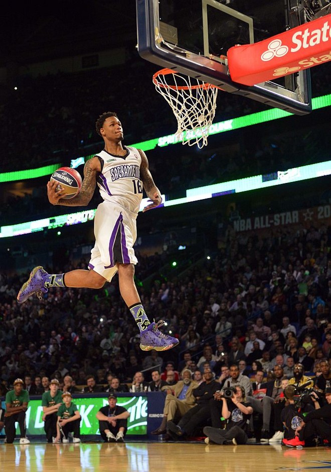 Ben McLemore, do Sacramento Kings, voa no concurso de enterradas antes da partida do All-Star Game |