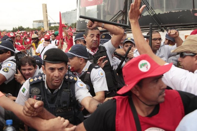 Fúria sem-terra: Integrantes do MST reunidos em Brasília para congresso do movimento tentam invadir a sede do STF, no dia 12. No mesmo dia, os sem-terra entram em confronto com a Polícia Militar na frente do Palácio do Planalto. Pelo menos 30 policiais saem feridos | 