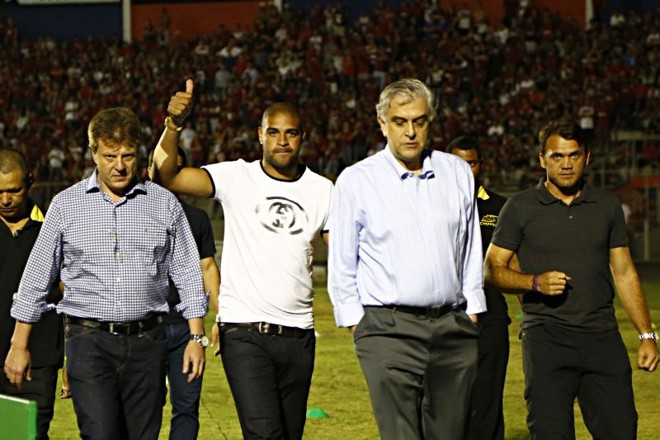 Adriano Imperador passou pelo gramado da Vila antes do jogo ao lado de Petkovic e do presidente Mario Celso Petraglia |
