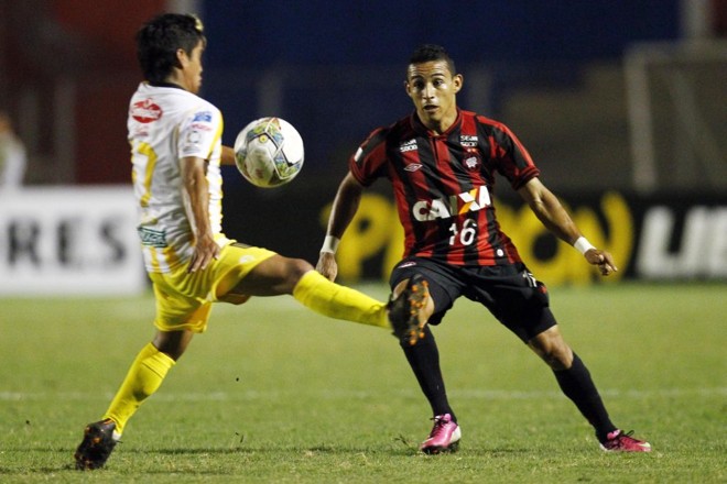Natanael tenta o desarme no campo de defesa |