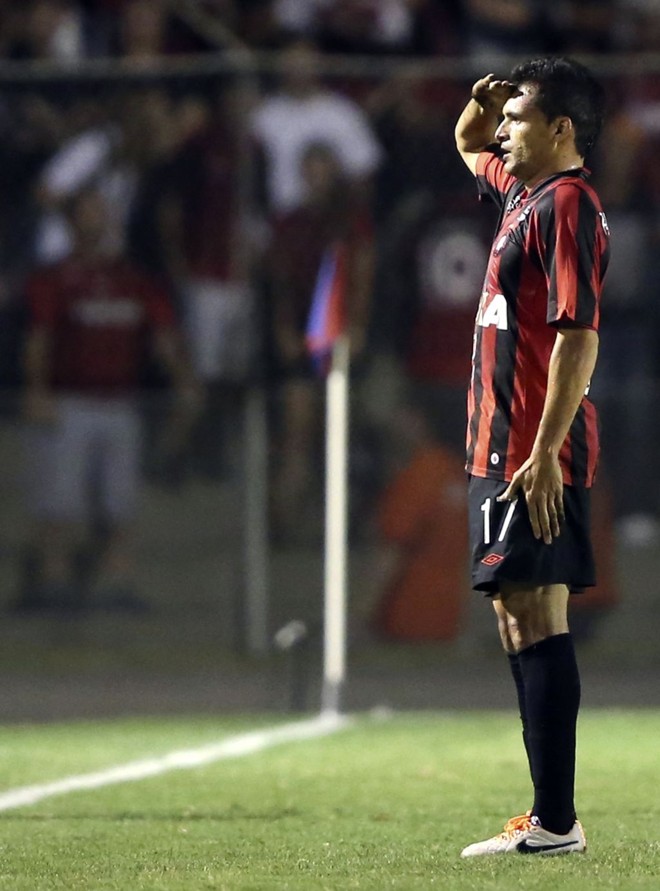 Posição de sentido na comemoração do gol de Paulinho Dias |