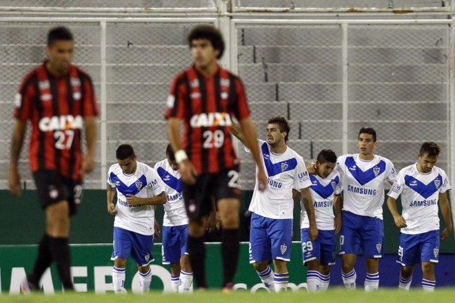 Jogadores do Vélez comemoram o gol de Lucas Pratto |