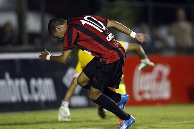 Marcos Guilherme teve bons lances na primeira etapa de jogo |