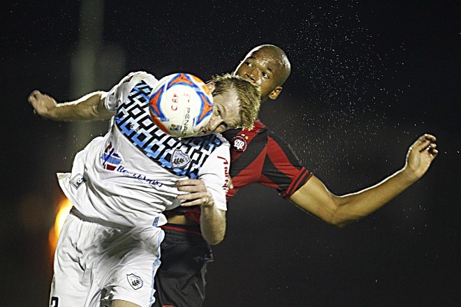 Douglas Grolli disputa bola com Dominic. Zagueiro do Tubarão decidiu a partida |