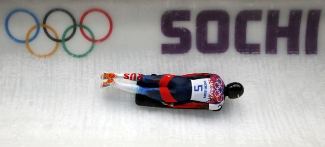 Atleta russo durante sua descida na prova de skeleton |