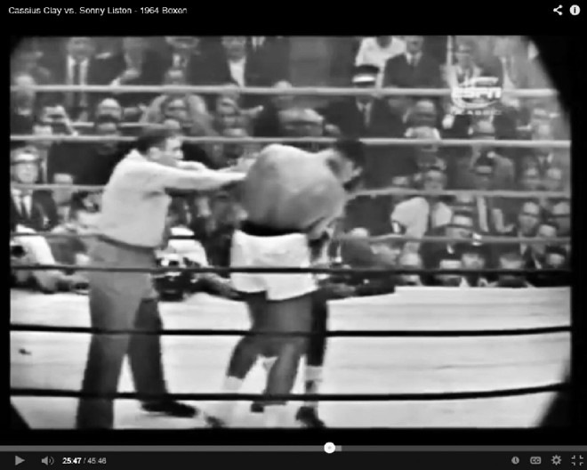 5º Round - Com Clay momentaneamente sem enxergar, Liston o castigou impiedosamente. Restava ao novato tentar instintivamente fugir dos golpes e se abraçar insistentemente ao oponente para que o juiz parasse a luta. Mas faltando 30 segundos para o fim do 5.º round, a visão de Clay retornou, sem que Liston conseguisse acertar o golpe definitivo. |