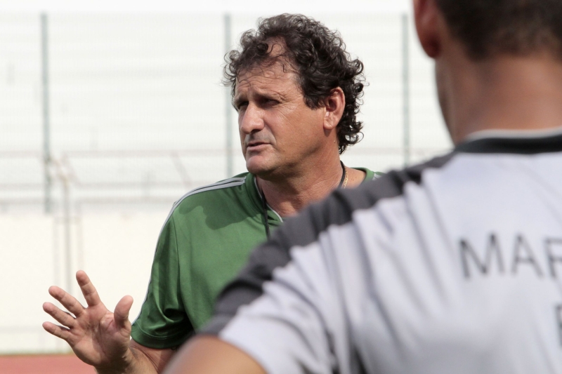 Ex-jogador, Claudemir Sturion é o técnico da equipe que veio da Série Prata do Estadual e a atual líder na elite | Ivan Amorin/ Gazeta do Povo