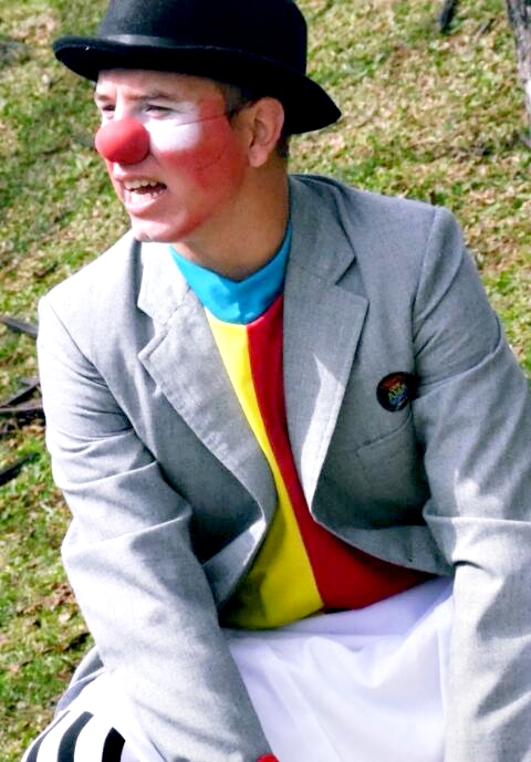 Leandro Oliveira ou Palhaço Estilingue: solo sobre a rotina de um artista | Divulgação