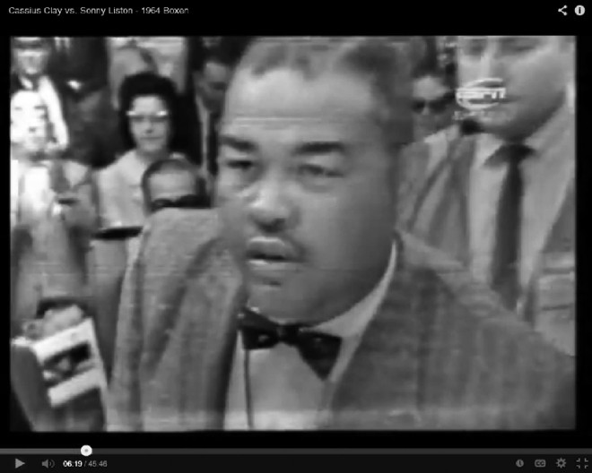 2º Round - À beira do ringue, Joe Louis, um dos maiores pesos pesados da história, pressentiu no fim do primeiro round que algo de inédito surgia naquela noite em Miami. A movimentação de Clay e o desespero do experiente Liston, que não conseguia acertar o novato, ligaram o alerta no velho campeão de que o boxe a partir daquele momento não seria mais o mesmo |