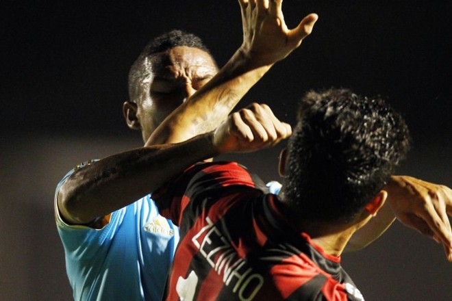 Zezinho e Balbín foram expulsos aos 19 min do primeiro tempo |