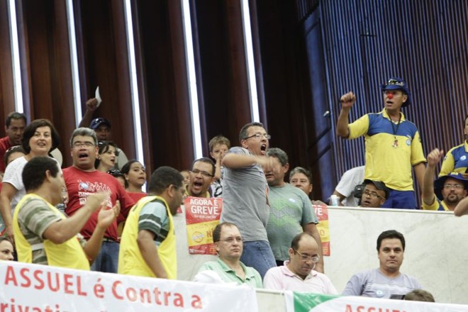A primeira sessão do ano na Assembleia Legislativa do Paraná foi marcada por protesto contra a criação da Fundação Estadual de Saúde (Funeas) |
