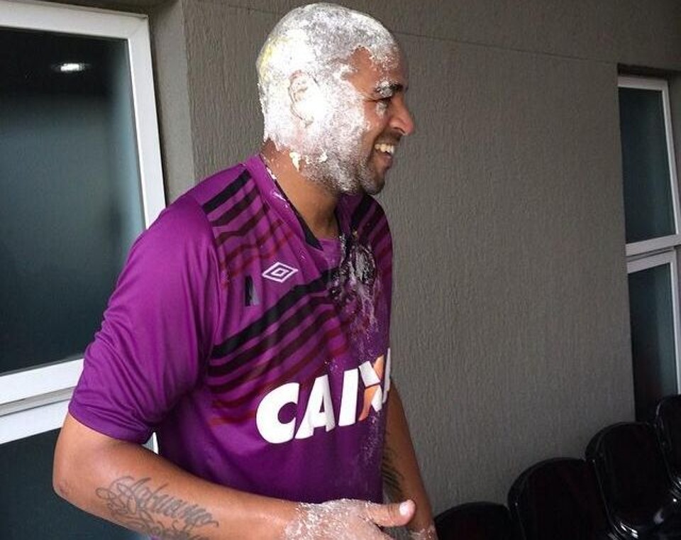 Adriano após "trote" de aniversário no CT do Caju | Reprodução Instagram