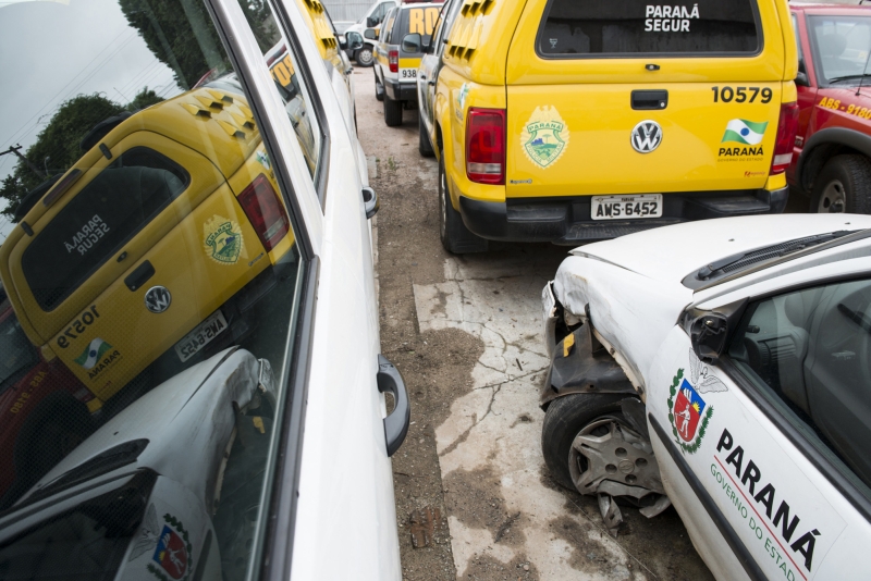 Carros oficiais e viaturas da polícia paradas em oficina: falta de pagamento a fornecedores prejudicou a prestação de serviços públicos a partir de dezembro | Henry Milleo/ Gazeta do Povo