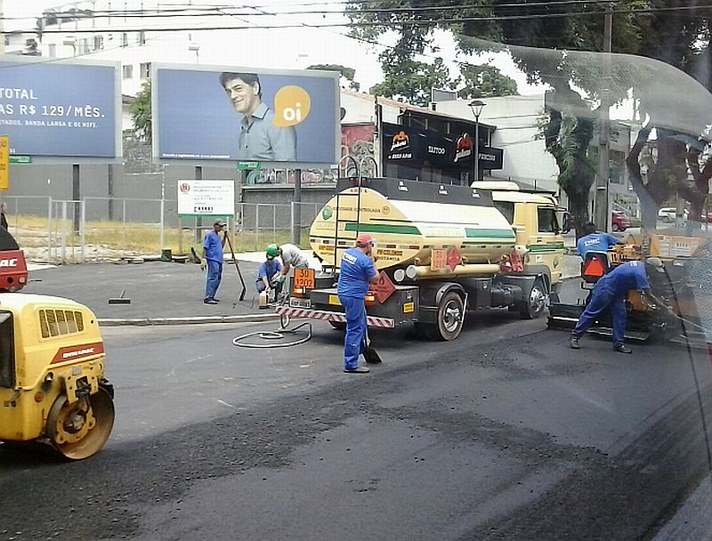 Obras na Avenida Getúlio Vargas acontecem nas proximidades da Arena da Baixada, no bairro Água Verde | Amanda Audi/Gazeta do Povo