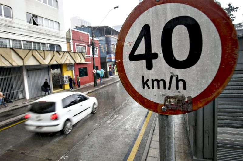 Equipamentos de fiscalização em vias de baixa velocidade são raros | André Rodrigues/Gazeta do Povo