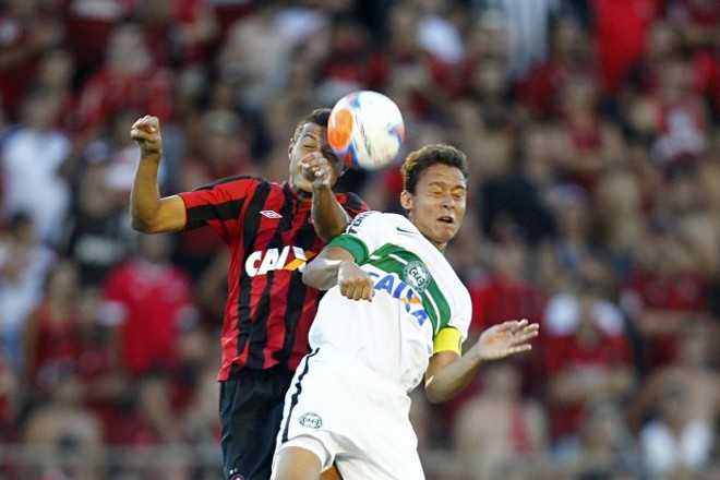 Bola disputada pelo alto no meio-campo | 